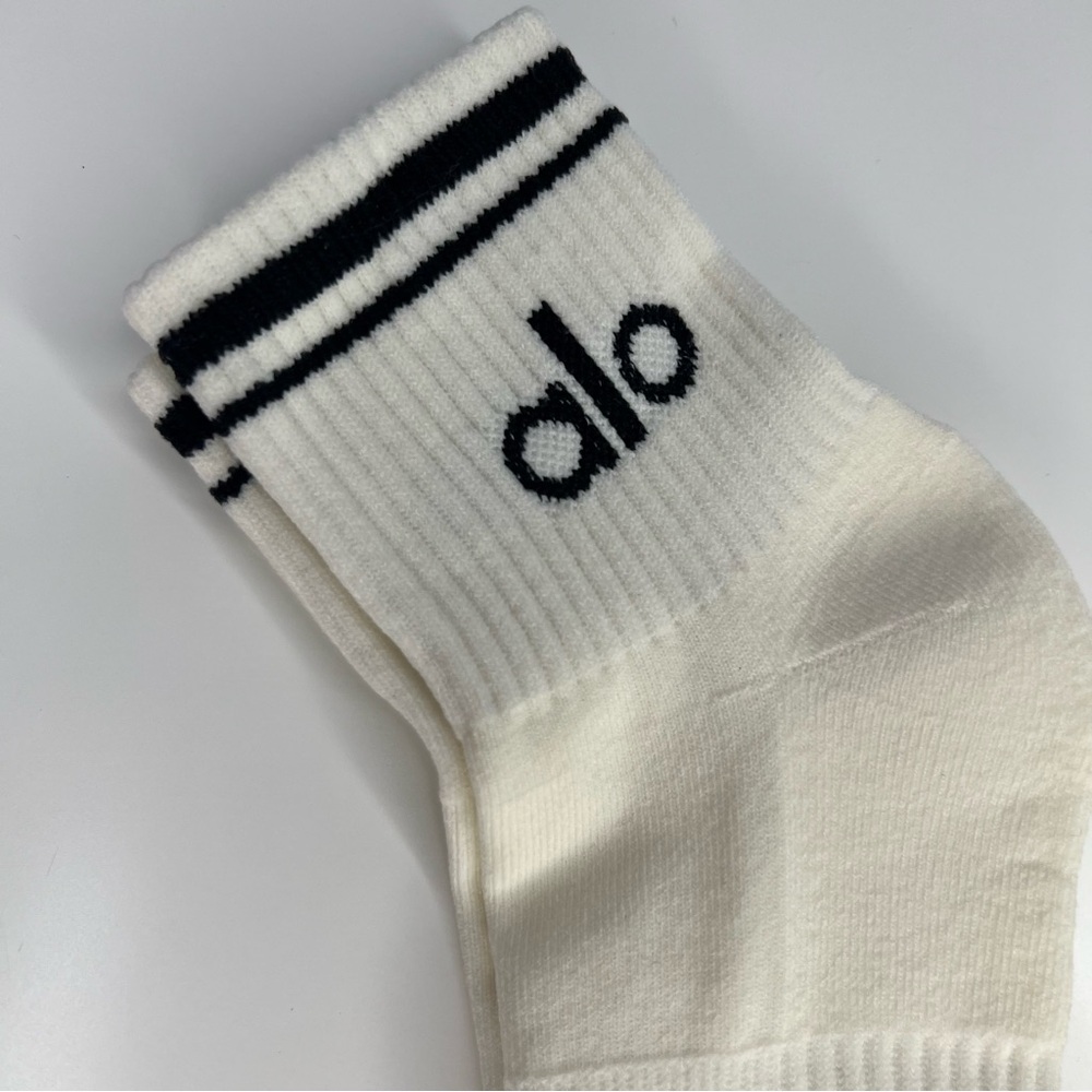 Alo yoga crew socks in beige new never used - Picture 2 of 2